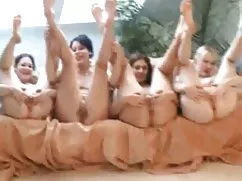 Vụng về, cởi quần áo ...