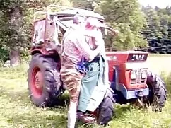 Tay trên bãi biển mấ ...