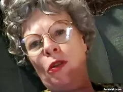 Cô gái tóc vàng ép p ...