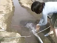 dưới bàn quay lén gá ...